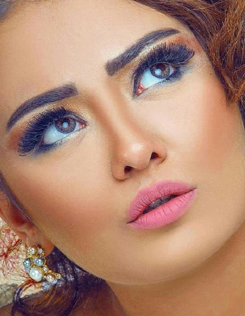 صور راندا البحيري بإطلالة صيفية بالأحمر تبرز أنوثتها